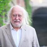 Βιβλιοκριτική: Λάσλο Κρασναχορκάι, «Πάει και το φραντζολάκι» – Σατιρικός σχολιασμός και υπαρξιακό βάθος