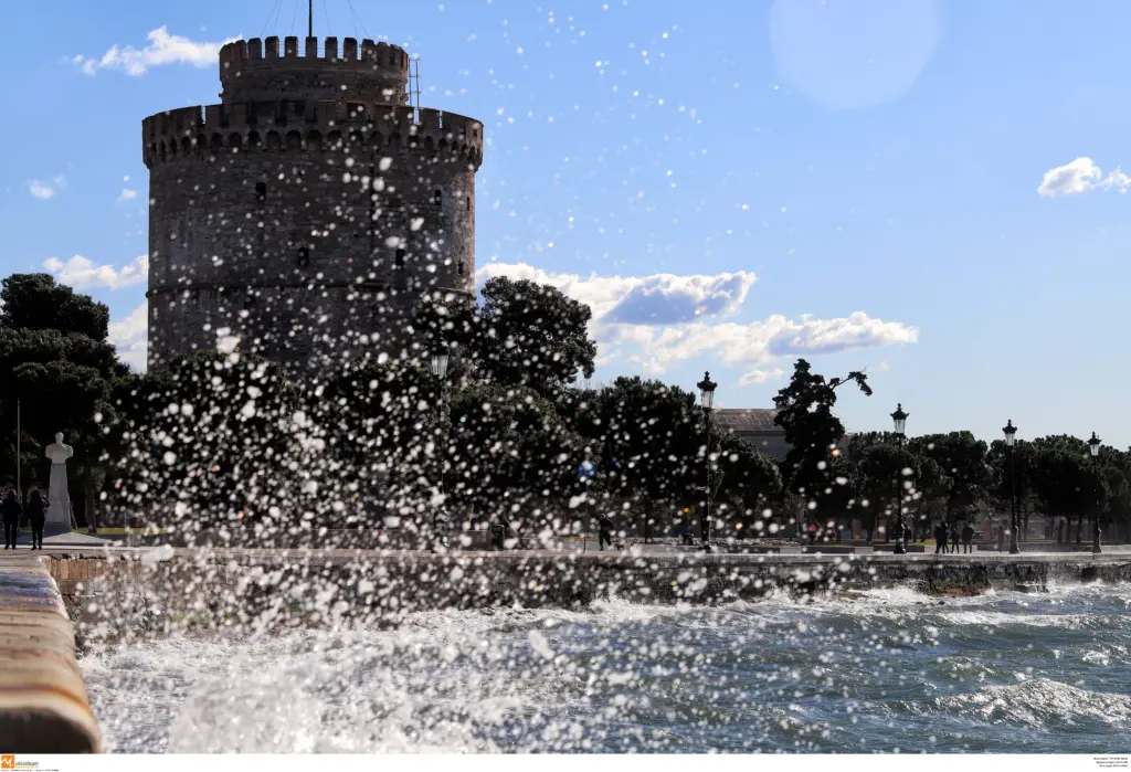 Θεσσαλονίκη: «Λυσσομανά» ο Βαρδάρης με ριπές έως 98 χλμ/ώρα – Εκατοντάδες κλήσεις, διακοπές ρεύματος