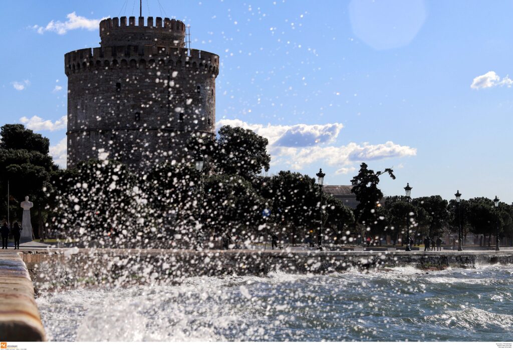 Θεσσαλονίκη: «Λυσσομανά» ο Βαρδάρης με ριπές έως 98 χλμ/ώρα – Εκατοντάδες κλήσεις, διακοπές ρεύματος και κλειστοί δρόμοι