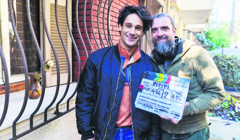 «Η σειρά δεν προσπαθεί να πείσει, αλλά να αφήσει χώρο για σκέψη, αμφιβολία και δεύτερη ματιά», λέει στον «Ε.Τ.» της Κυριακής ο σκηνοθέτης του «Ριφιφί»