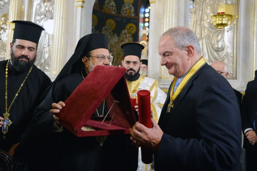 Το μετάλλιο της Υπαπαντής στον Κώστα Καραμανλή από τον Μητροπολίτη Μεσσηνίας