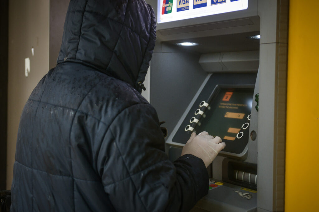 Ξεκινούν οι πληρωμές e-ΕΦΚΑ και ΔΥΠΑ: 4,3 εκατ. δικαιούχοι θα δουν χρήματα στους λογαριασμούς τους