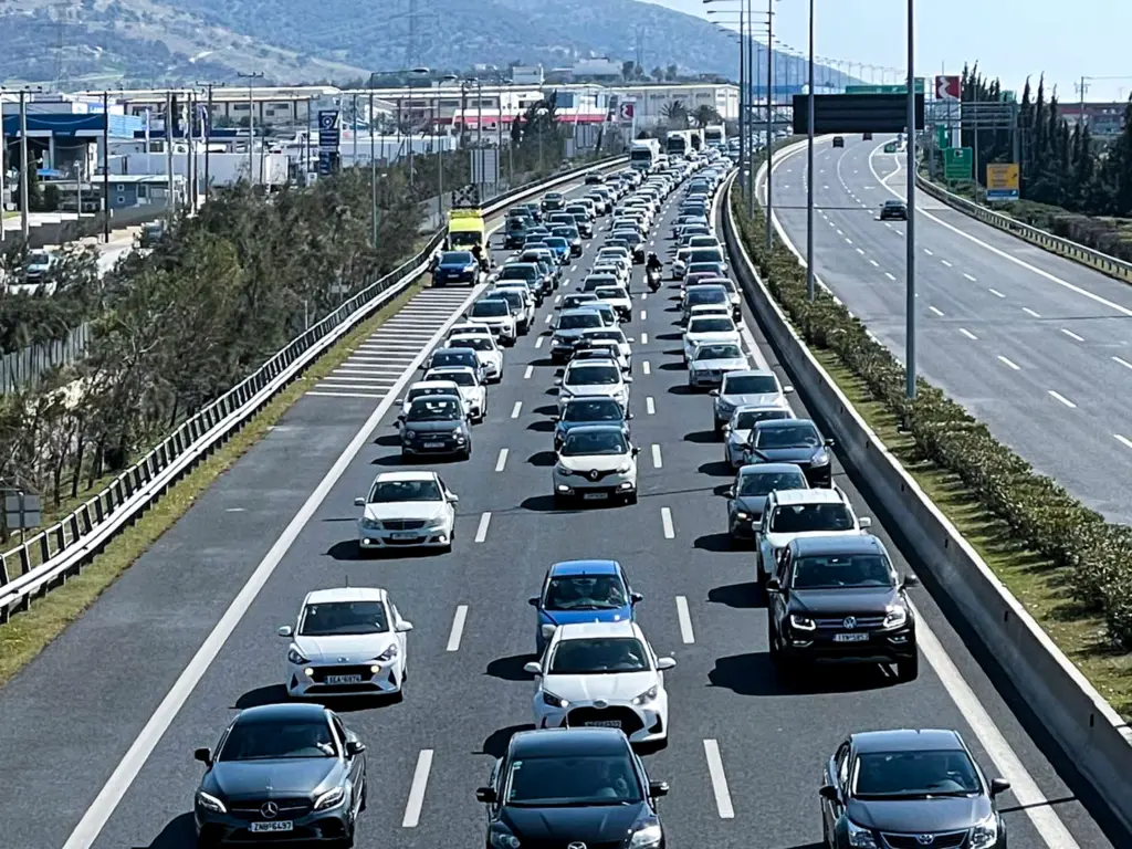 Χάος από το μποτιλιάρισμα στην Αττική: Ουρές χιλιομέτρων σε Κηφισό, Χαϊδάρι και Λεωφόρο Αθηνών λόγω