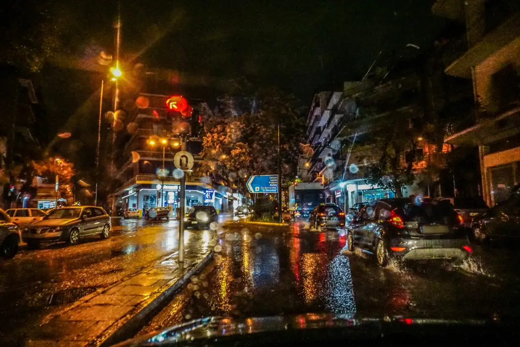 Καταιγίδες και ισχυρές βροχές σε όλη τη χώρα – Δείτε πού χτυπά η κακοκαιρία
