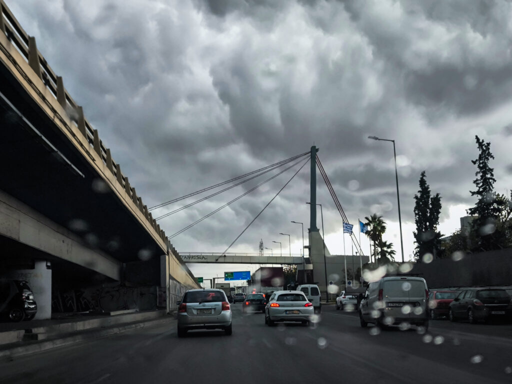Χάος στους δρόμους από τα χαράματα: Ο Κηφισός «παρέλυσε», μπλόκο στο κέντρο και ουρές στην Αττική Οδ