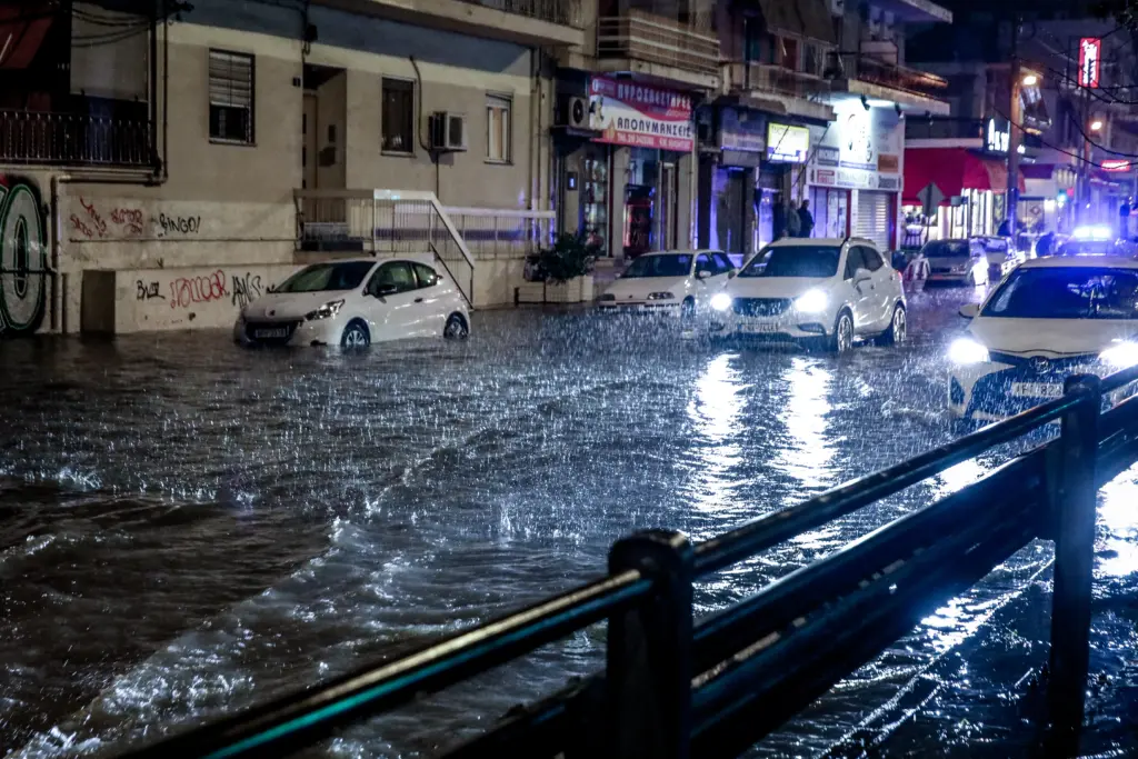 Ανοιξαν οι ουρανοί στην Αθήνα: Χαμός από τη σφοδρή καταιγίδα που πλήττει την Αττική – Πού θα χ