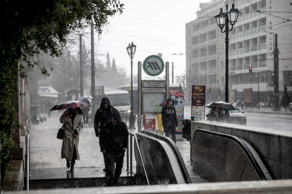 Σε εξέλιξη το νέο «χτύπημα» της κακοκαιρίας – Καταιγίδες, χαλάζι και 9 μποφόρ – Πότε θα