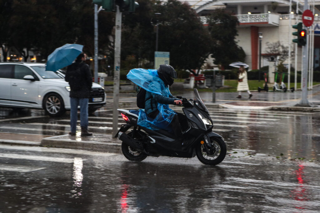 Σε εξέλιξη η κακοκαιρία – Εξασθενούν τα φαινόμενα σήμερα – Πού θα «χτυπήσουν» καταιγίδες και π