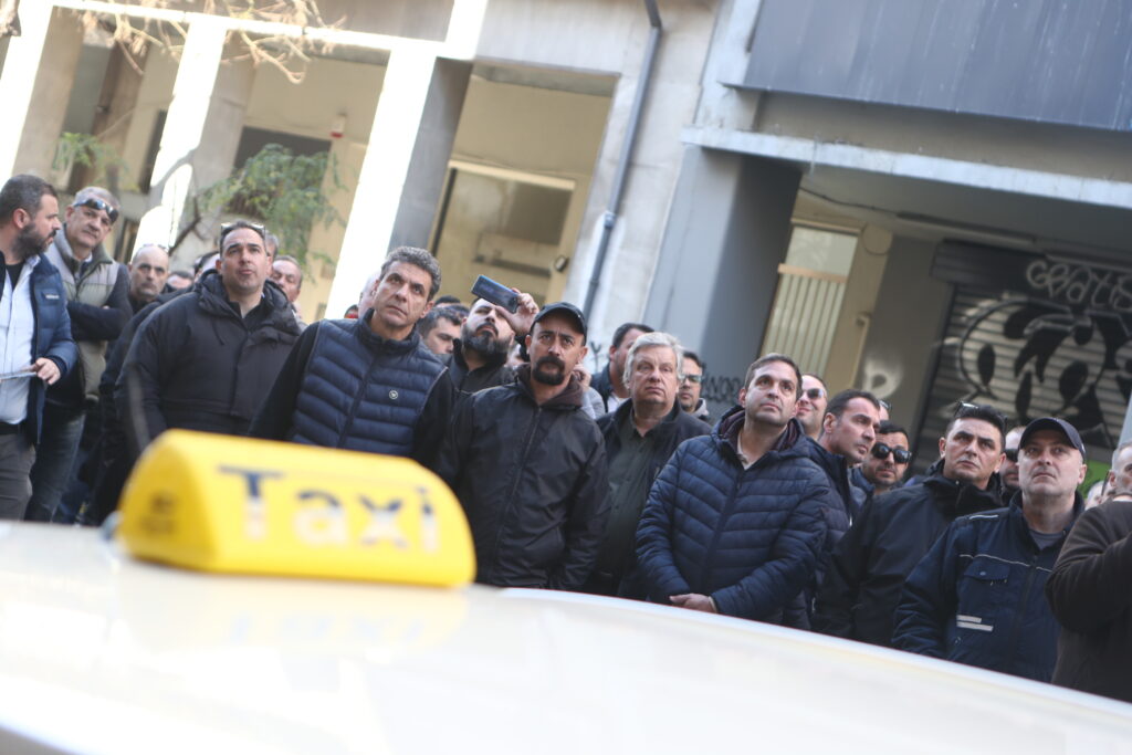 Με απεργία διαρκείας προειδοποιεί ο πρόεδρος των οδηγών ταξί – Ζητούν συνάντηση με τον πρωθυπο
