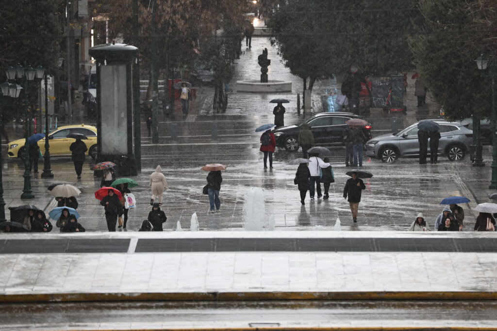 Καιρός: Ζεστό Σαββατοκύριακο αλλά με βροχές, αφρικανική σκόνη και ανοιξιάτικες θερμοκρασίες