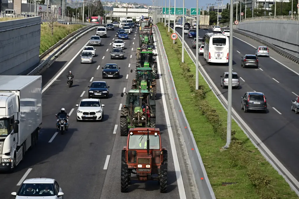Σε αναβρασμό το κέντρο της Αθήνας: Στο Σύνταγμα με τα τρακτέρ οι αγρότες – Όλες οι κυκλοφοριακ
