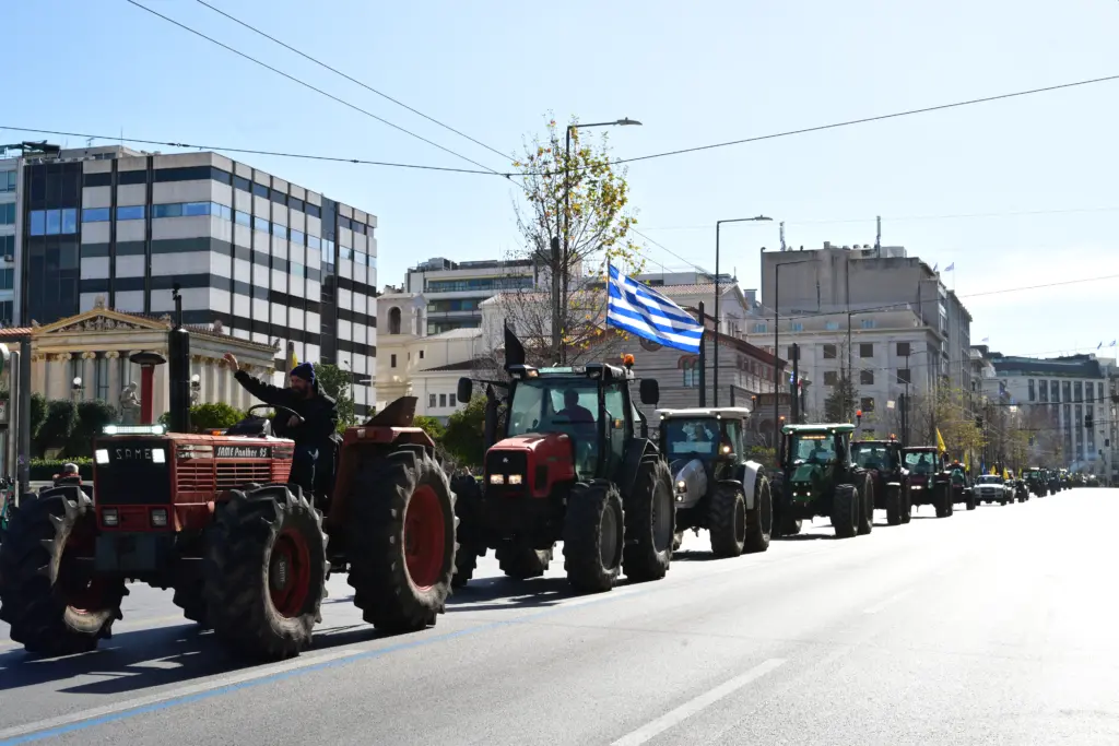 Αποχώρησαν με κόρνες και προειδοποιήσεις οι αγρότες από το Σύνταγμα – «Δεν τελειώσαμε, τώρα αρχίζουμ
