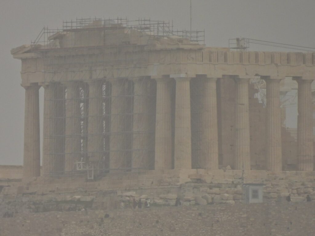 Καιρός: Η αφρικανική σκόνη έπνιξε την Αττική – Τι αναφέρει το νέο επικαιροποιημένο δελτίο της ΕΜΥ
