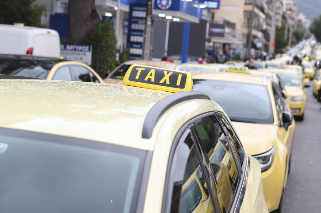 Συνεχίζεται η απεργία των ταξί σε όλη την Ελλάδα