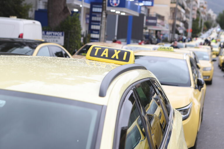Συνεχίζεται η απεργία των ταξί σε όλη την Ελλάδα