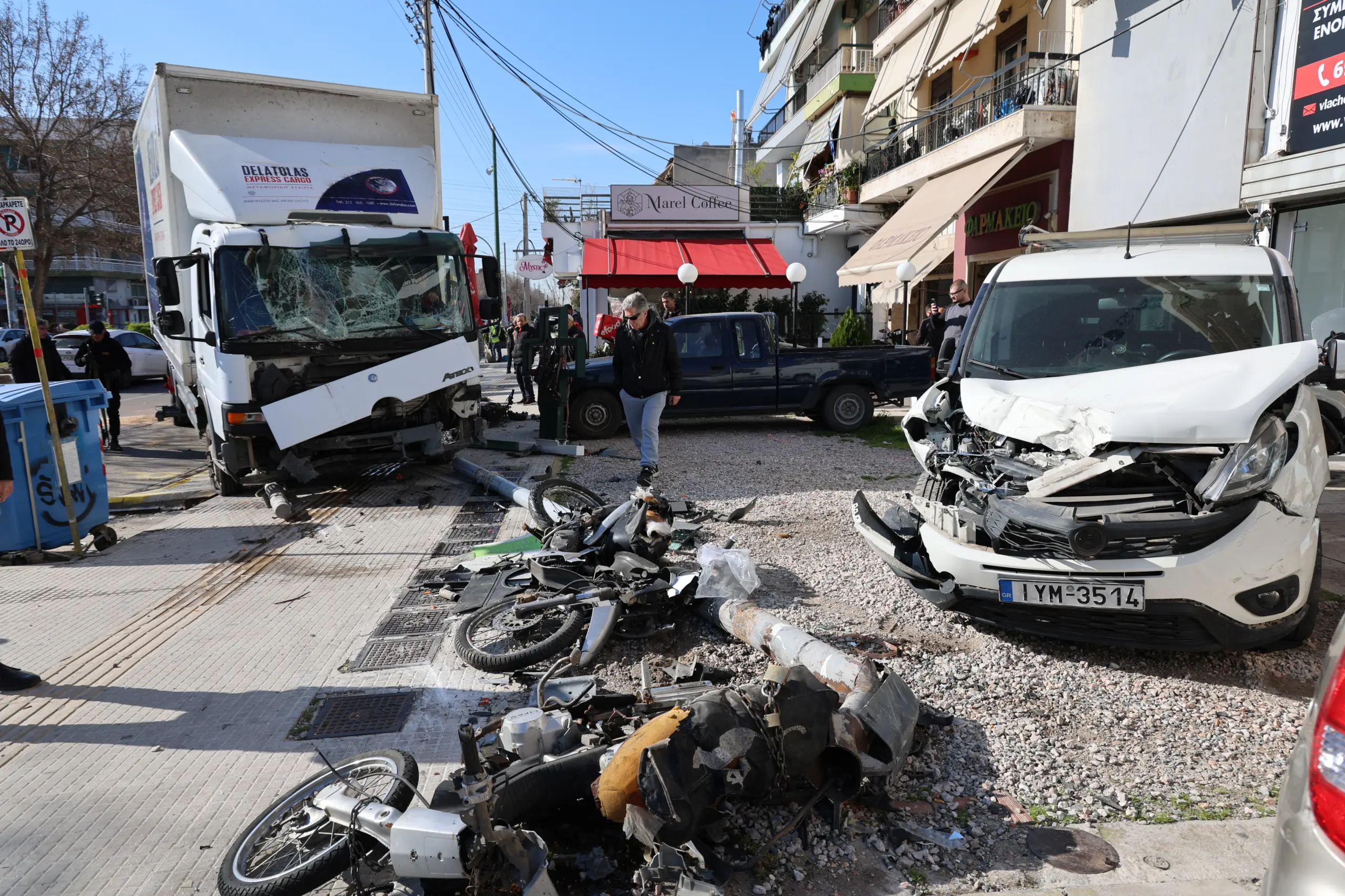 Τροχαίο στη Θηβών: Η στιγμή που το φορτηγό περνά στο αντίθετο ρεύμα – Σοκαριστικό βίντεο ντοκο