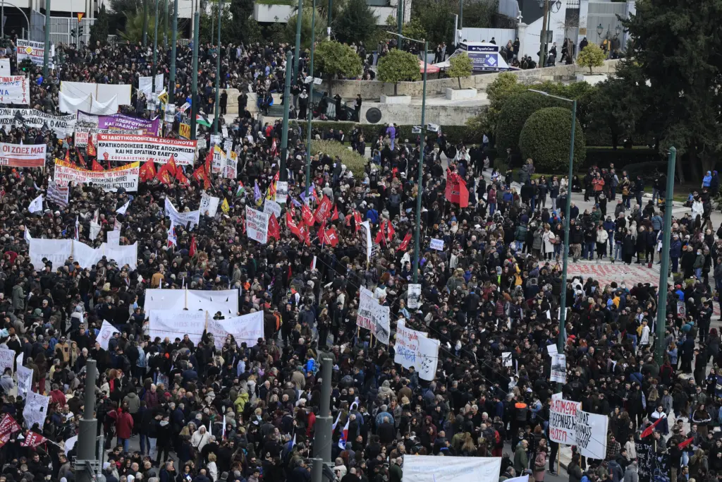 Τέμπη: 96 προσαγωγές και 3 συλλήψεις στην Αθήνα – Τσάντα με μολότοφ σε στοά της Ερμού