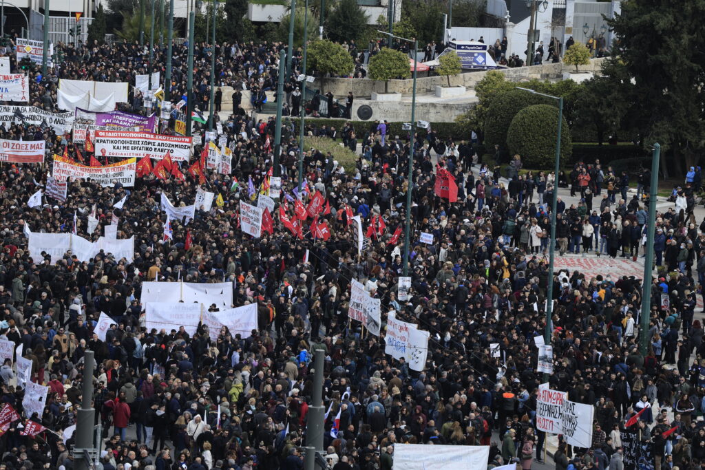 Τέμπη: 96 προσαγωγές και 3 συλλήψεις στην Αθήνα – Τσάντα με μολότοφ σε στοά της Ερμού