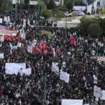 Τέμπη: 96 προσαγωγές και 3 συλλήψεις στην Αθήνα – Τσάντα με μολότοφ σε στοά της Ερμού