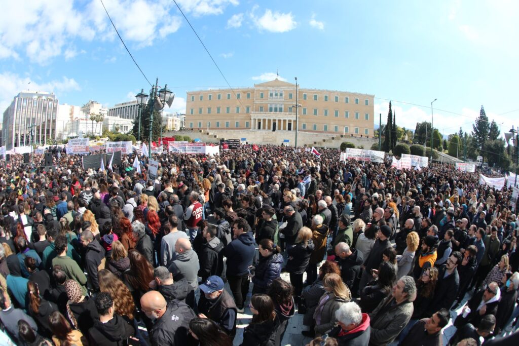 Τέμπη: Πλήθος κόσμου στο Σύνταγμα – Πάνω από 100 οι προσαγωγές – Εντοπίστηκαν μολότοφ στην Ερμού [εικόνες+βίντεο]