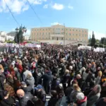 Τέμπη: Πλήθος κόσμου στο Σύνταγμα – Πάνω από 100 οι προσαγωγές – Εντοπίστηκαν μολότοφ στην Ερμού [εικόνες+βίντεο]