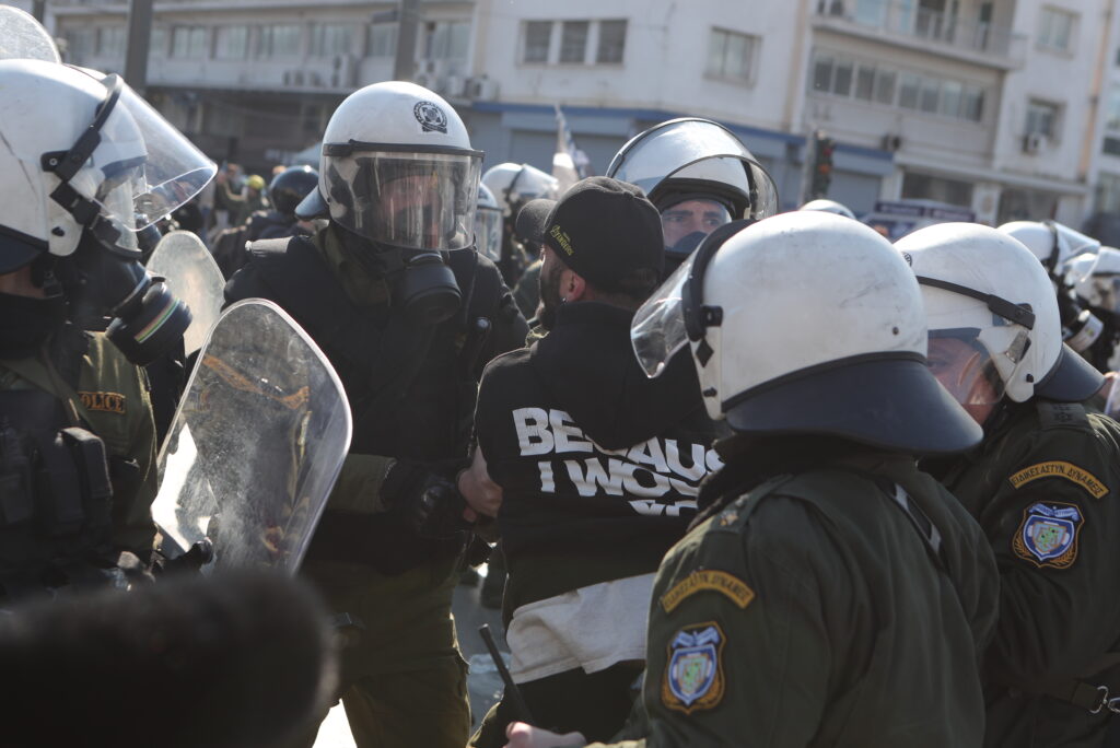 Τέμπη: Επεισόδια στο Σύνταγμα μετά το συλλαλητήριο [εικόνες+βίντεο]