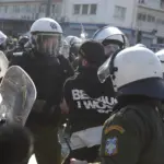 Τέμπη: Επεισόδια στο Σύνταγμα μετά το συλλαλητήριο [εικόνες+βίντεο]