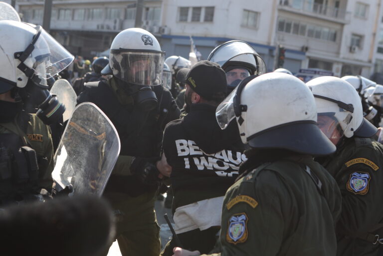 Τέμπη: Επεισόδια στο Σύνταγμα μετά το συλλαλητήριο [εικόνες+βίντεο]