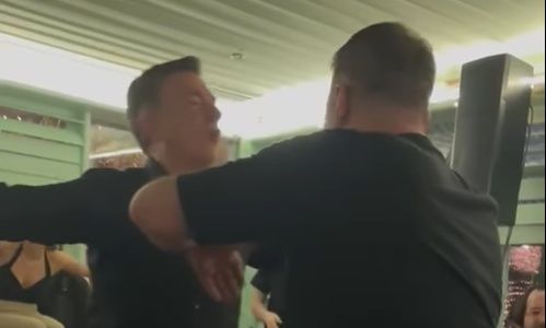 Μπισμπίκης και Θάνος Μωραΐτης χορεύουν το «καράβι από την Περσία» [βίντεο]