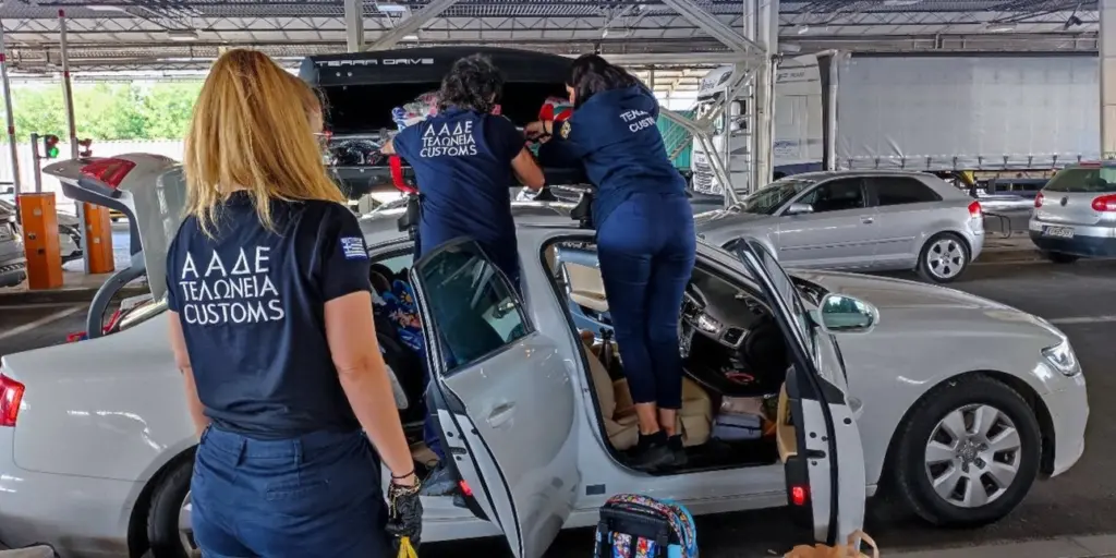 ΑΑΔΕ: Μετρητά, φονικά μαχαίρια, κουτάβια χωρίς χαρτιά, λούτρινα κουκλάκια και πλήθος άλλων παράνομων