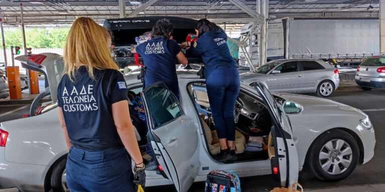 ΑΑΔΕ: Μετρητά, φονικά μαχαίρια, κουτάβια χωρίς χαρτιά, λούτρινα κουκλάκια και πλήθος άλλων παράνομων προϊόντων εντόπισαν οι τελωνειακοί