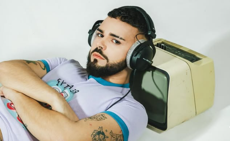 Akylas: Από το The Voice στο viral «Ferto» – Το queer pop αστέρι της Eurovision 2026, η καταγωγή και η συγκίνηση της μητέρας του [βίντεο]
