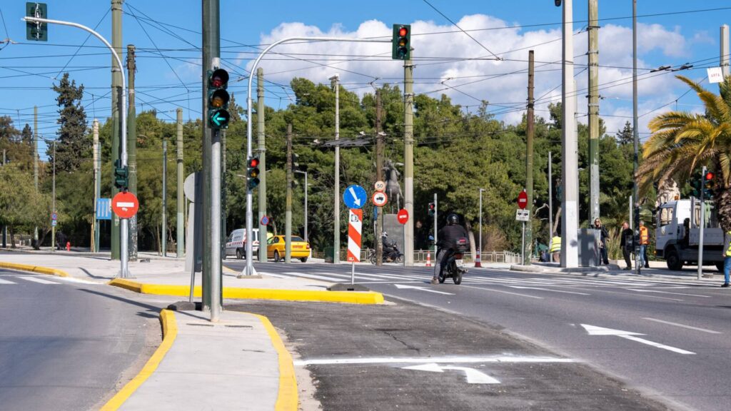 Το φανάρι στην Αμαλίας και η σκληρή πραγματικότητα