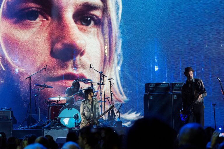 Nirvana: Ανατροπή στην υπόθεση Κερτ Κομπέιν – Νέα ιατροδικαστική έρευνα «βλέπει» ανθρωποκτονία και όχι αυτοκτονία