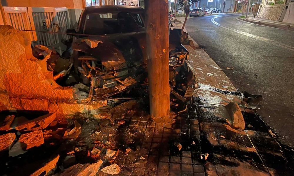 Κρήτη: Αυτοκίνητο στο Ρέθυμνο μπήκε στο αντίθετο ρεύμα, πήρε παραμάζωμα μηχανάκια και καρφώθηκε σε κολώνα