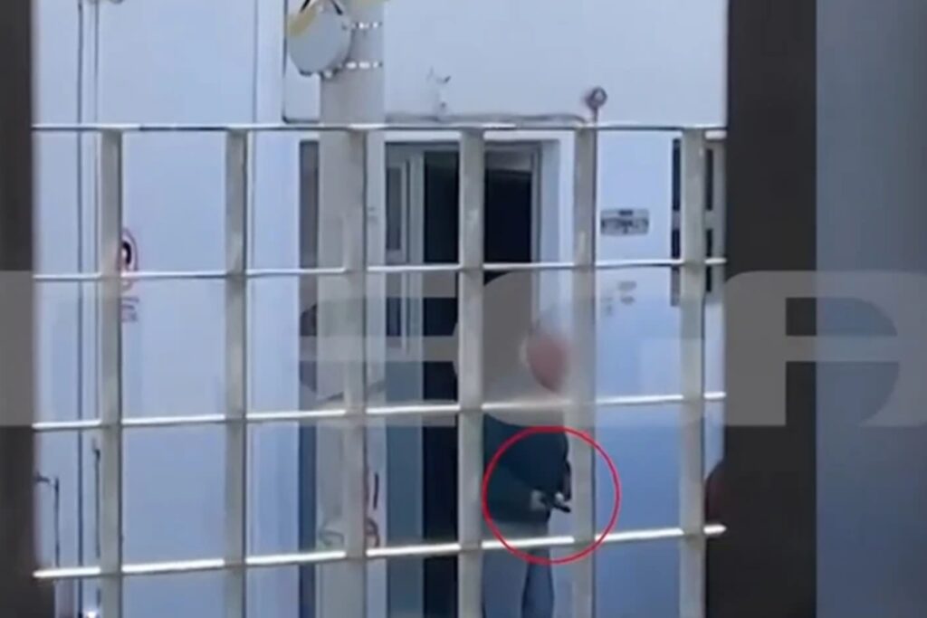 Βίντεο-ντοκουμέντο από τη στιγμή που 85χρονος απειλεί μαθητές με όπλο στου Ρέντη – Τα παιδιά έτρεχαν πανικόβλητα