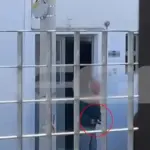 Βίντεο-ντοκουμέντο από τη στιγμή που 85χρονος απειλεί μαθητές με όπλο στου Ρέντη – Τα παιδιά έτρεχαν πανικόβλητα