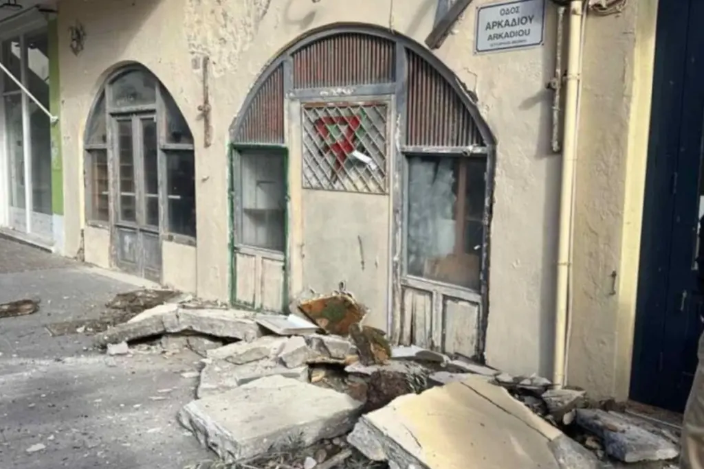 Συναγερμός στο Ρέθυμνο: Κατέρρευσε τμήμα παλιού κτηρίου στο κέντρο της πόλης