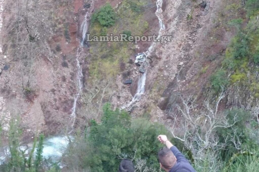 Καρπενήσι: Θρίλερ με ακέφαλη σορό σε ΙΧ που έπεσε σε γκρεμό 300 μέτρων – Τι εξετάζουν οι Αρχές