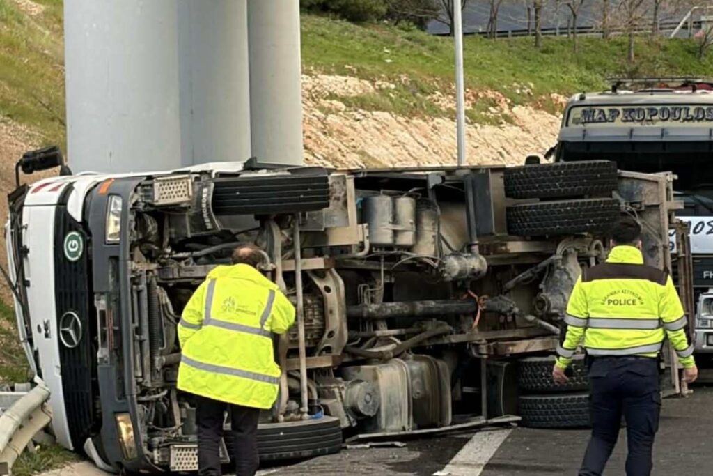 Τροχαίο με απορριμματοφόρο στην Περιφερειακή Αιγάλεω: Απεγκλωβίστηκε ο οδηγός και μεταφέρθηκε στο νοσοκομείο