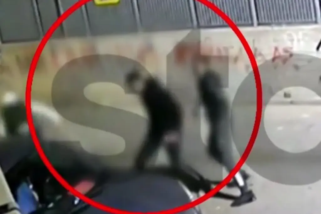 Βίντεο ντοκουμέντο από την άγρια συμπλοκή στον Άγιο Νικόλαο: Η στιγμή της επίθεσης με μαχαίρι τύπου