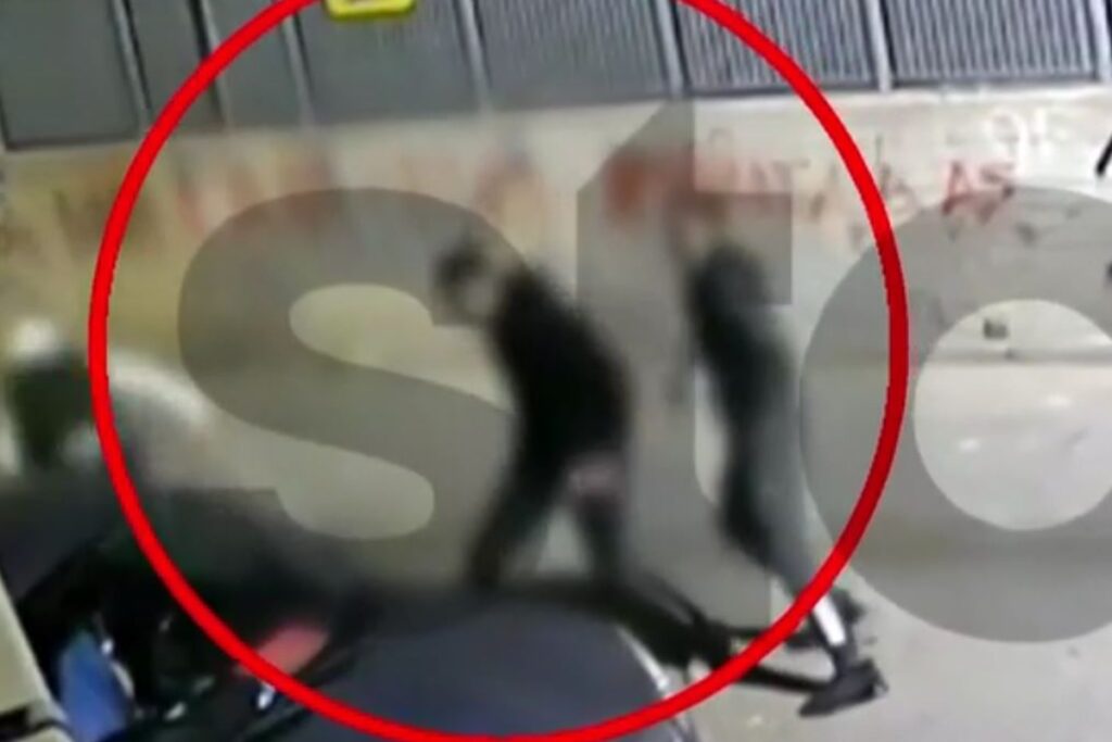 Βίντεο ντοκουμέντο από την άγρια συμπλοκή στον Άγιο Νικόλαο: Η στιγμή της επίθεσης με μαχαίρι τύπου «κάραμπιτ»