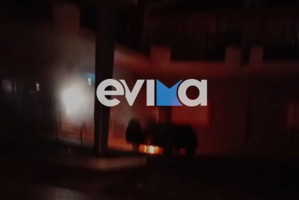 Αναστάτωση στη Χαλκίδα: Φωτιά σε αυτοκίνητο τα ξημερώματα δίπλα σε ΑΤΜ σούπερ μάρκετ