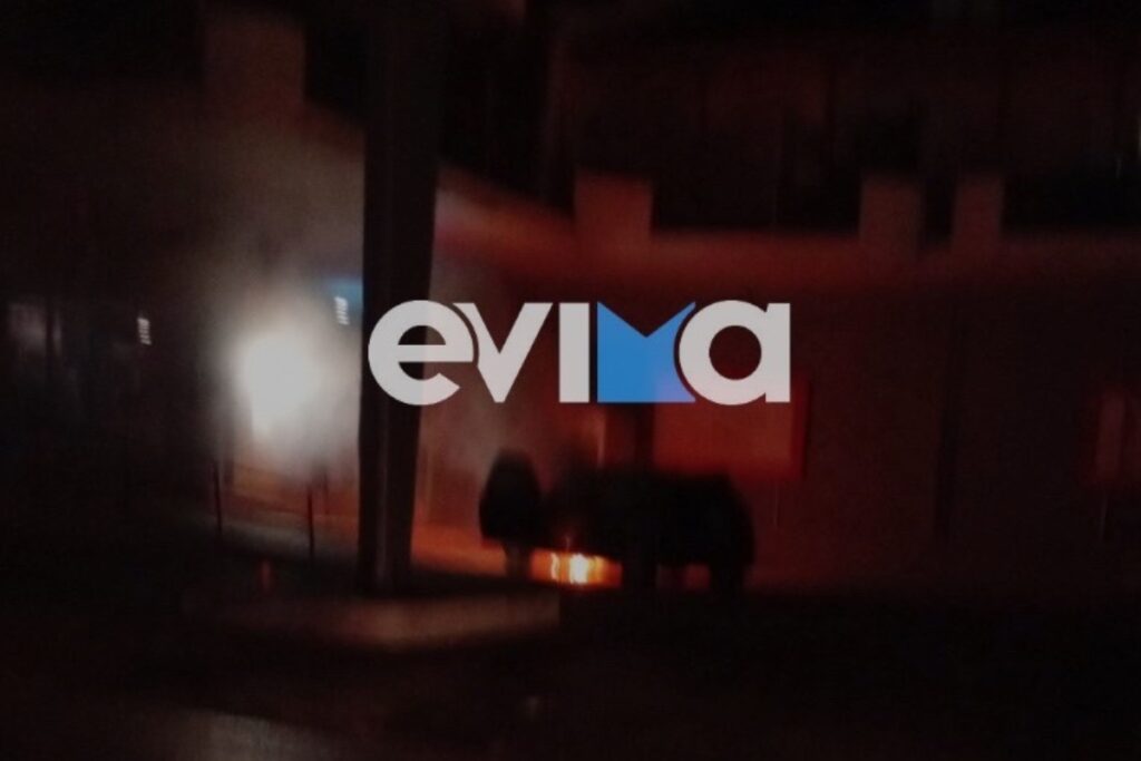 Αναστάτωση στη Χαλκίδα: Φωτιά σε αυτοκίνητο τα ξημερώματα δίπλα σε ΑΤΜ σούπερ μάρκετ