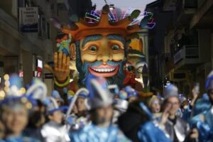 Πάτρα: «Πλημμύρισαν» οι δρόμοι με 50.000 καρναβαλιστές – Κορυφώνονται οι εκδηλώσεις