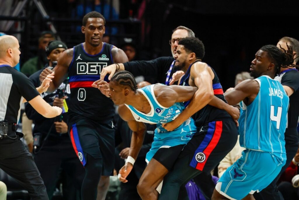 NBA: Το παρκέ έγινε ρινγκ στο Χόρνετς-Πίστονς – Μπουνιές, κεφαλοκλειδώματα και τέσσερις αποβολές [Βίντεο]