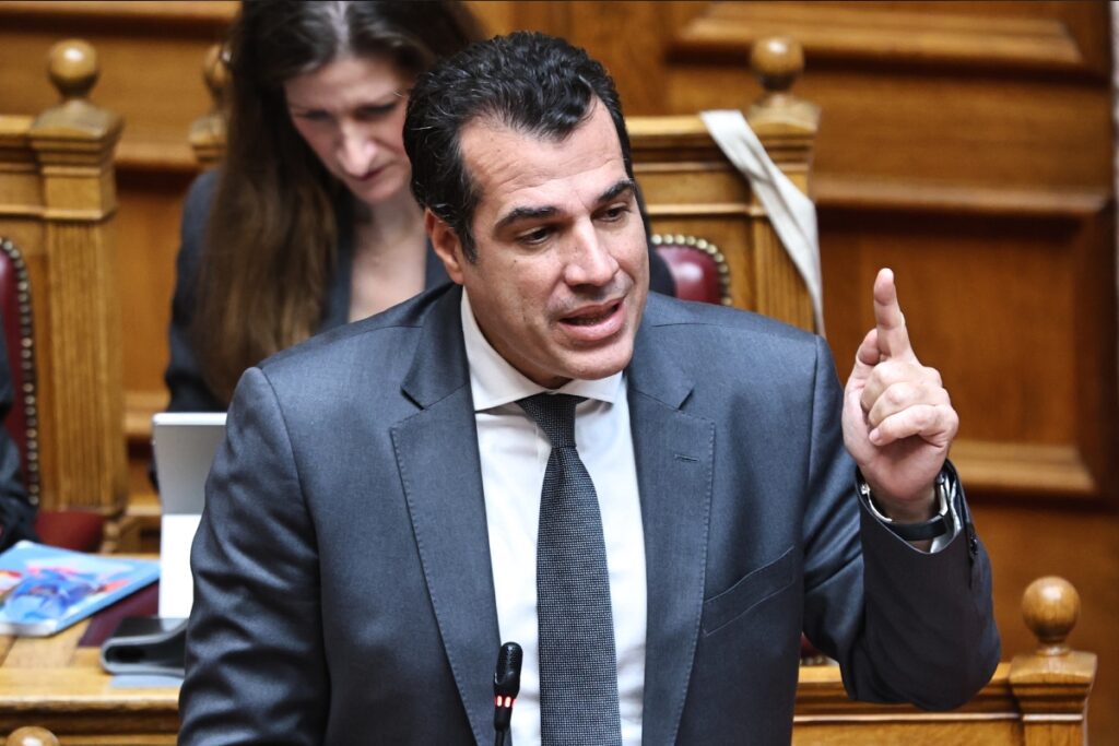 Στη Βουλή το Νομοσχέδιο Μετανάστευσης: Διαξιφισμοί για τις ΜΚΟ και τον ρόλο του Λιμενικού