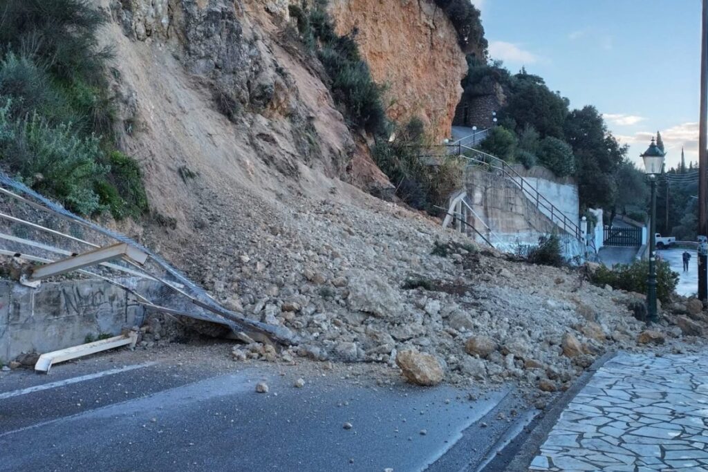 Κέρκυρα: Μεγάλη κατολίσθηση στην Παλαιοκαστρίτσα – «Κατέβηκε» το βουνό στο δρόμο