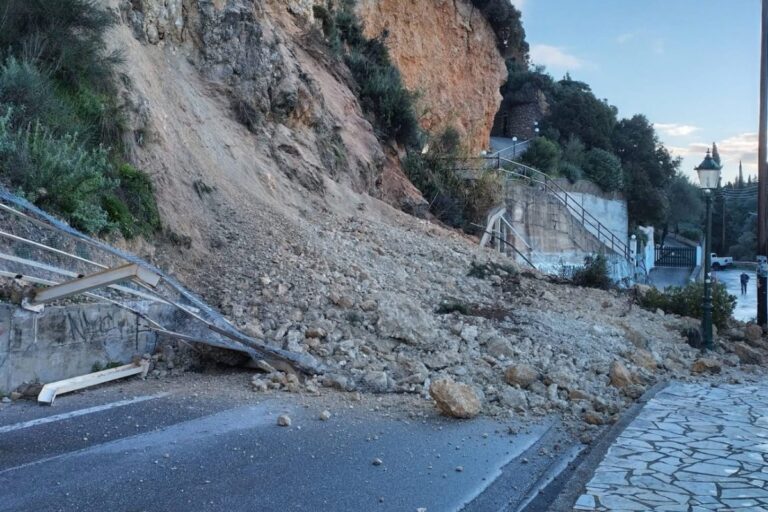 Κέρκυρα: Μεγάλη κατολίσθηση στην Παλαιοκαστρίτσα – «Κατέβηκε» το βουνό στο δρόμο