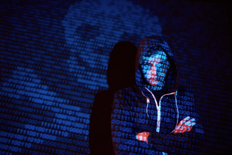 Ένα τούβλο γκρέμισε την κόλαση του Dark Web: Πώς μία 12χρονη σώθηκε μετά από 6 χρόνια σεξουαλικής κακοποίησης